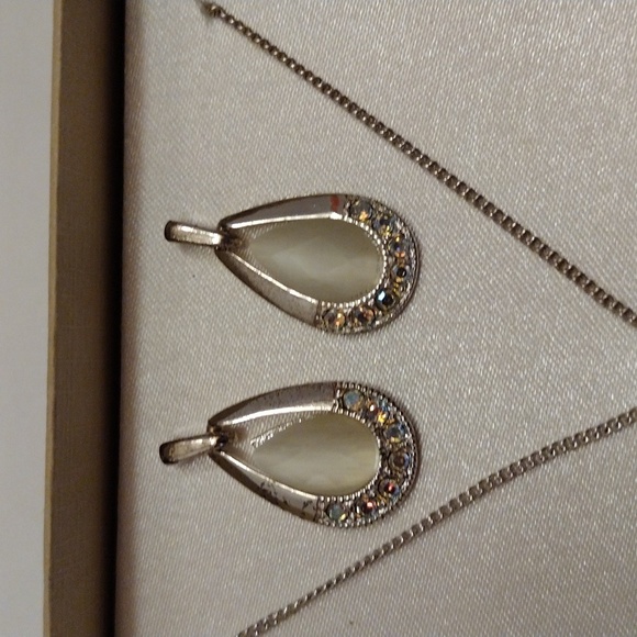 SOLD Beautiful Set of Iridescent Sparkly Silver Crystal Necklace & Earrings! - Picture 4 of 6